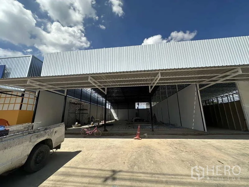 Warehouse for rent in Lam Luk Ka, Pathum Thani - Straight-on facade of the warehouse unit with deep interior space and open entrance