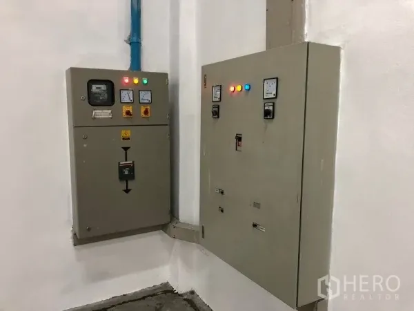 货栈 出租在Pak Kret, Nonthaburi - 安装在白墙上的工业电控柜，显示三相电配置。