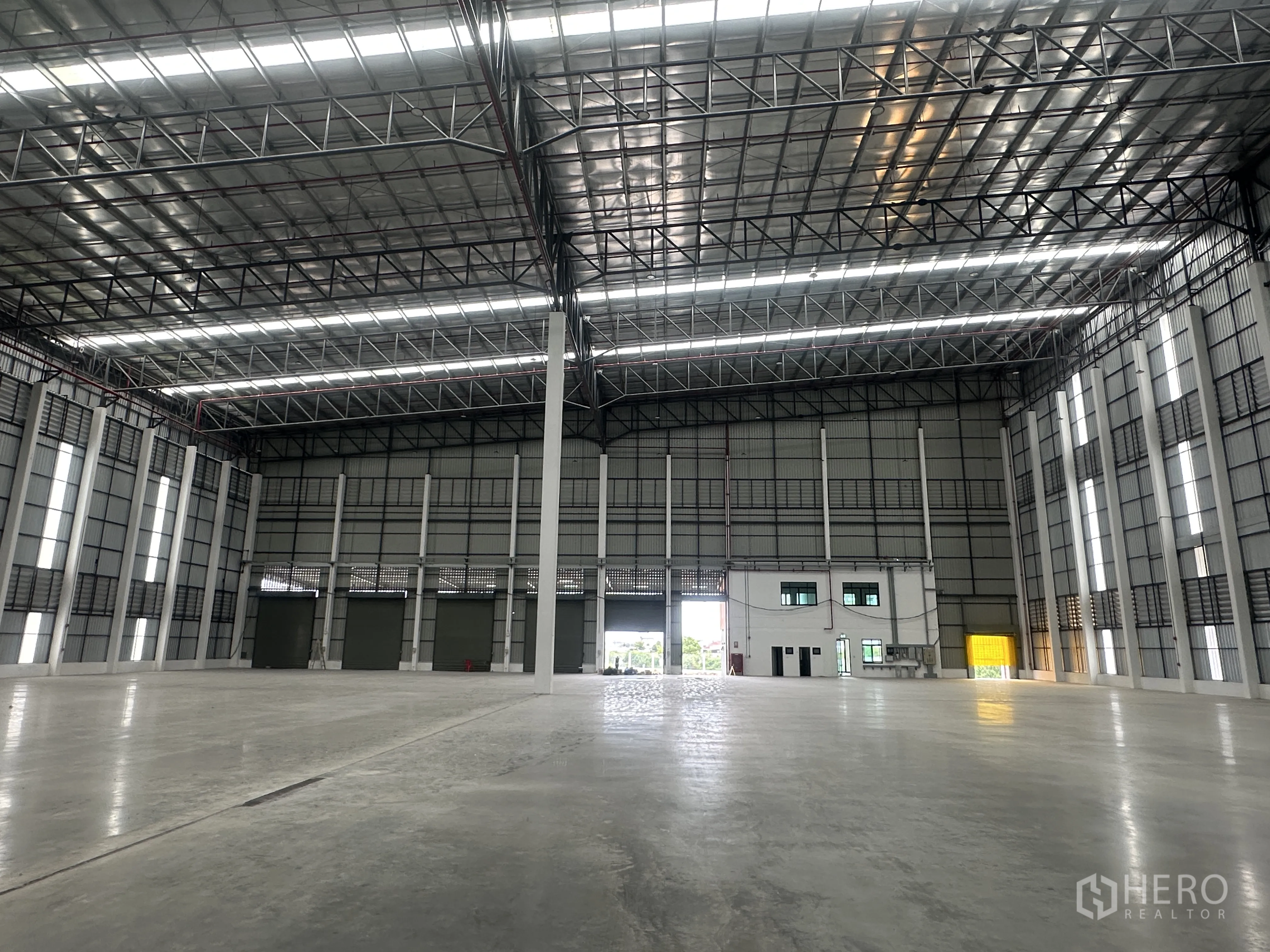工厂 for rent in Bang Phli, Samut Prakan - 高净空生产区，立柱与连续灯带一体。