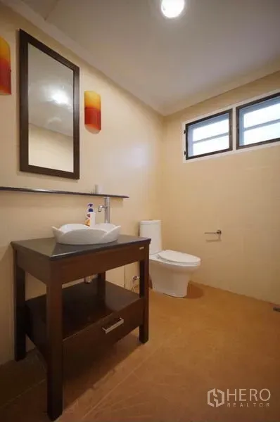 Detached House for rent in Bang Phli, Samut Prakan - Guest bathroom with vanity, toilet and high windows for ventilation.