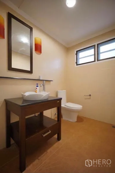 Detached House for rent in Bang Phli, Samut Prakan - Guest bathroom with vanity, toilet and high windows for ventilation.