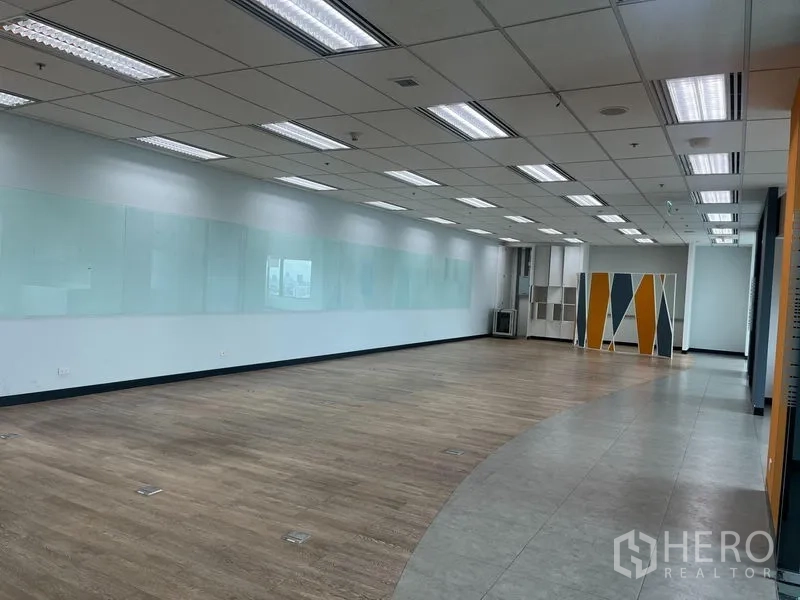 Office Space for rent in Chatuchak, Bangkok - Large flexible workspace with wood flooring, ceiling lights and a long writable glass wall.