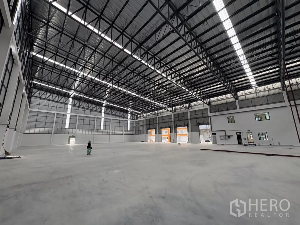 Factory for rent in Bang Pakong, Chachoengsao - Vast production area with high roof, wide circulation space, and industrial fittings.