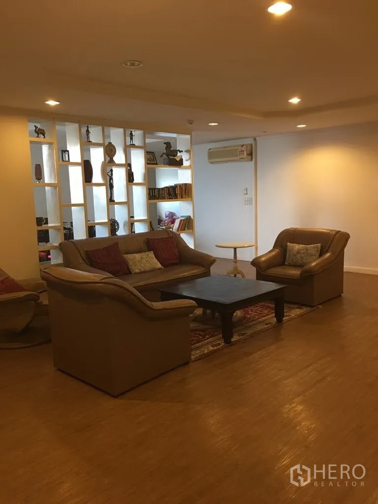 คอนโด for rent in Watthana, Bangkok - ห้องนั่งเล่นมีโซฟาหนังชุด โต๊ะกลาง และชั้นโชว์ตกแต่ง.