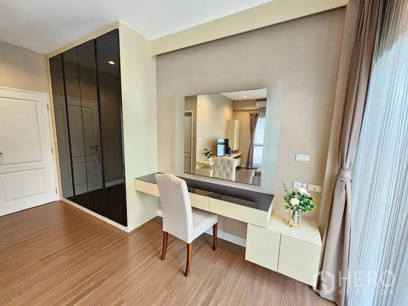 Detached House for rent in Prawet, Bangkok - Dressing vanity with wide mirror and built-in storage inside the master bedroom.