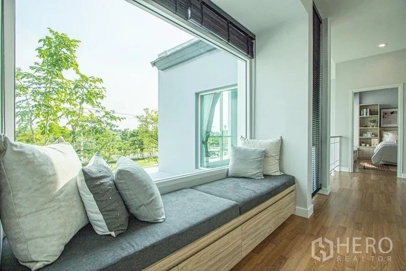 Detached House for sale in Lam Luk Ka, Pathum Thani - Front facade of the detached house with fence, driveway and landscaped garden.