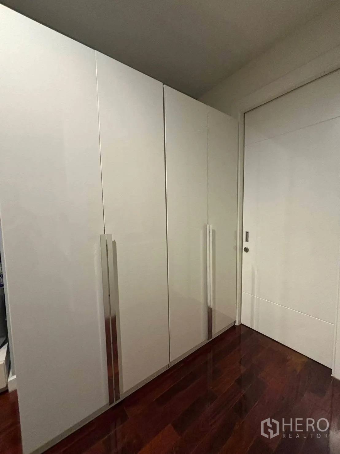 Detached House for rent in Bang Kapi, Bangkok - White wardrobes along corridor beside sliding door.