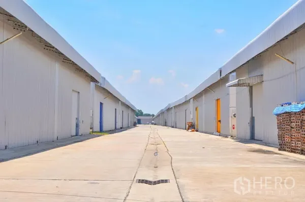 Warehouse for rent in Lat Krabang, Bangkok - Wide central driveway between rows of industrial warehouses allowing truck access