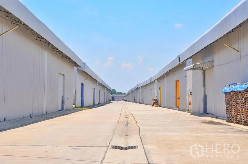 Warehouse for rent in Lat Krabang, Bangkok - Wide central driveway between rows of industrial warehouses allowing truck access
