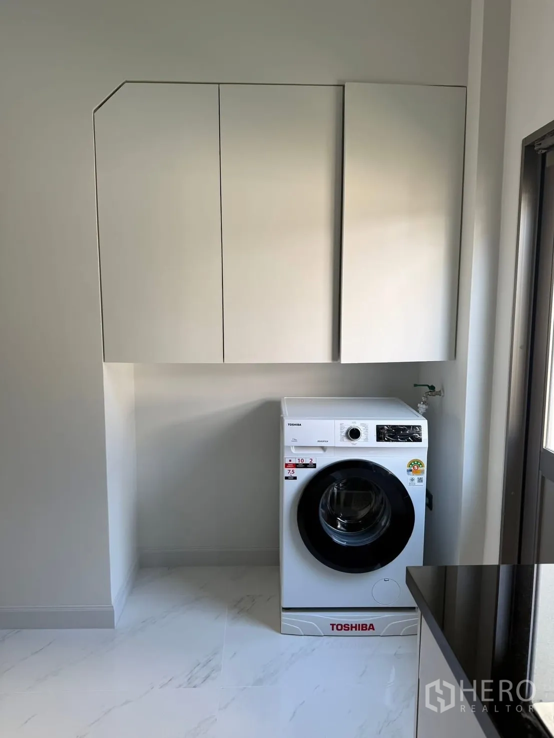 Detached House for rent in Bang Phli, Samut Prakan - Laundry room with front-loading washing machine and wall cabinets