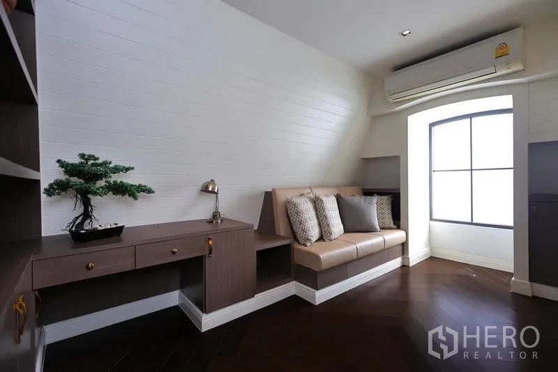 Detached House for rent or sale in Watthana, Bangkok - Upper-floor study or den with built-in desk, shelving and window seat.