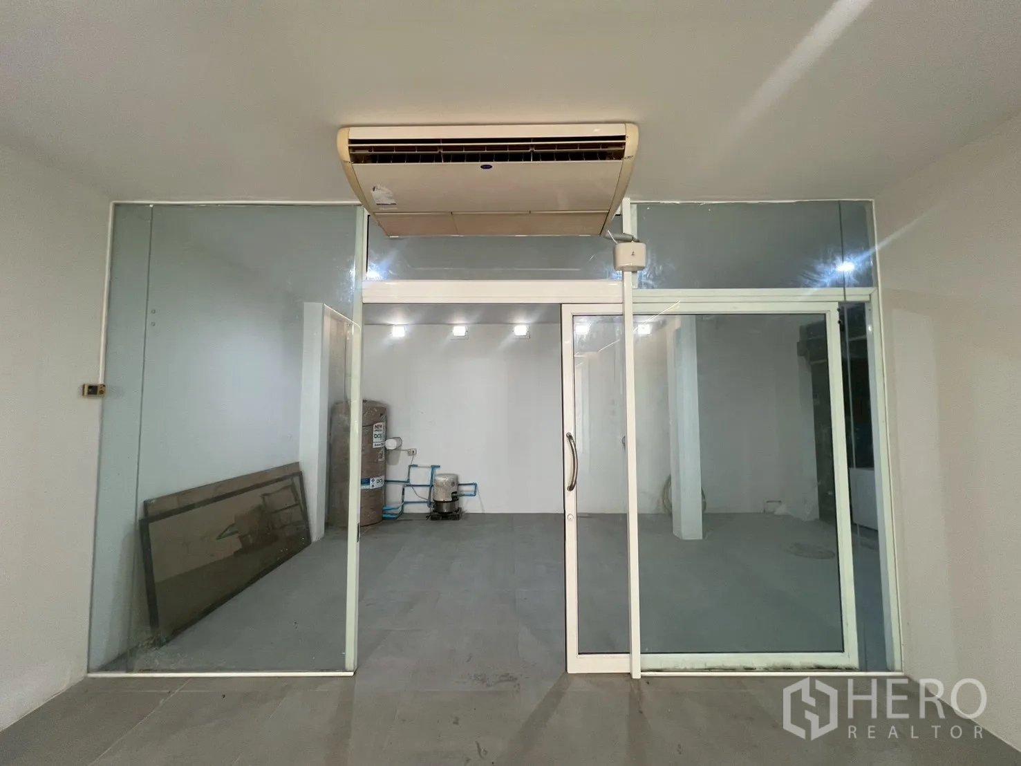 โฮมออฟฟิศ for rent in Watthana, Bangkok - ห้องประชุมหรือออฟฟิศกั้นกระจกพร้อมแอร์ด้านบน