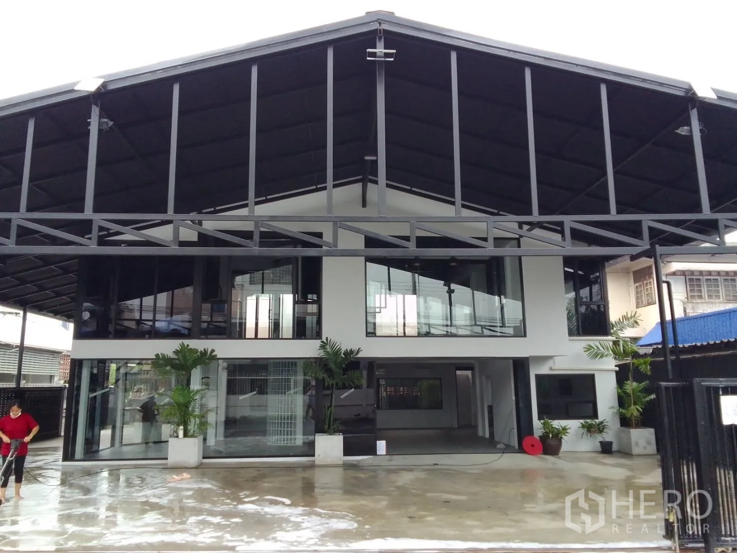 สำนักงานที่บ้าน ให้เช่าในWang Thonglang, Bangkok - ด้านหน้าตรงโชว์ชั้นบนกระจกเต็มบานใต้หลังคาเหล็กทรงจั่ว