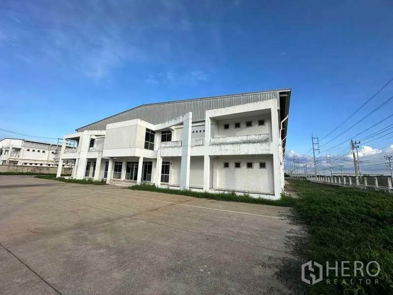Factory for rent in Khlong Luang, Pathum Thani - Interior view toward loading bays with long clear span and skylight-style lighting.