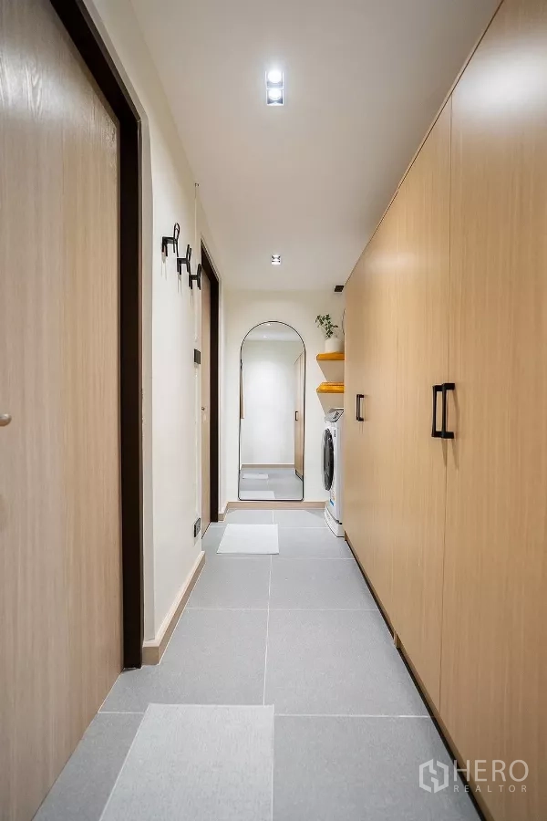 Detached House for rent in Huai Khwang, Bangkok - Hallway with built-in storage and a laundry area at the end.