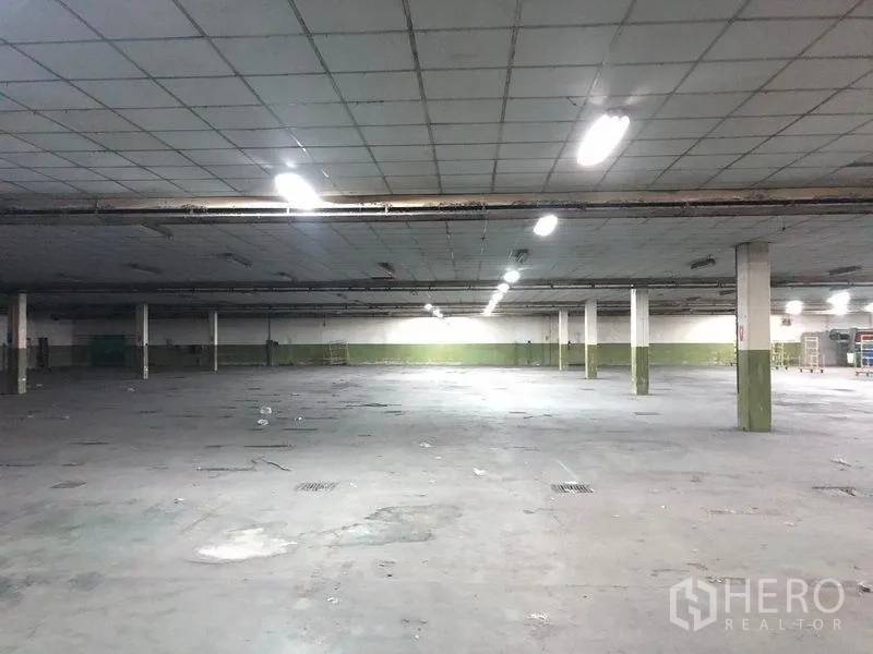 Factory for rent in Lat Krabang, Bangkok - Expansive warehouse bay with evenly spaced columns and fluorescent lighting.