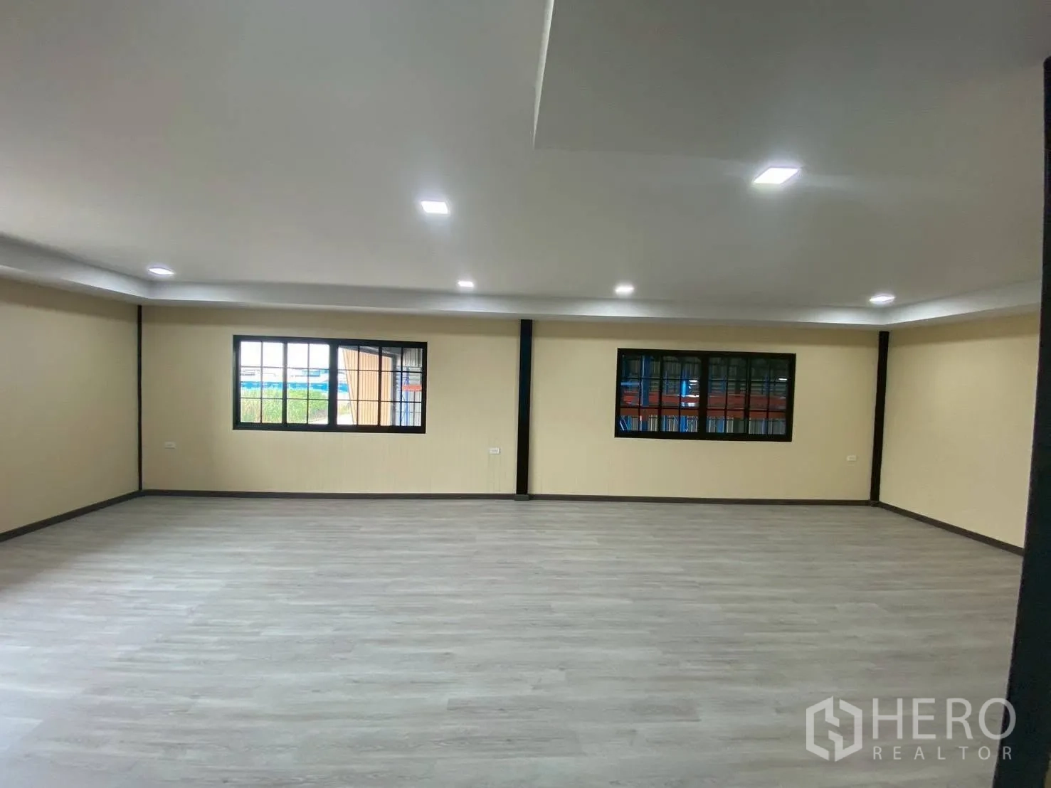 Warehouse for rent in Lam Luk Ka, Pathum Thani - Another view of the upper office showing a large open workspace with multiple windows.