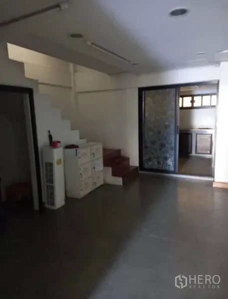 带办公室的家 出租在Chatuchak, Bangkok - 室内区域带楼梯，通往茶水间的玻璃门与收纳柜
