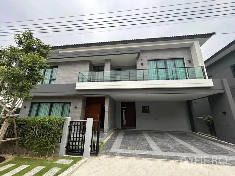 Detached House for rent in Bang Phli, Samut Prakan - Front facade of the detached house with gated entry and parking.