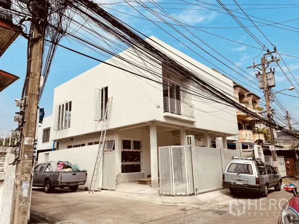 Detached House for rent or sale in Din Daeng, Bangkok - Modern two-storey corner detached house with white facade, gated parking and ladder near MRT Sutthisan.