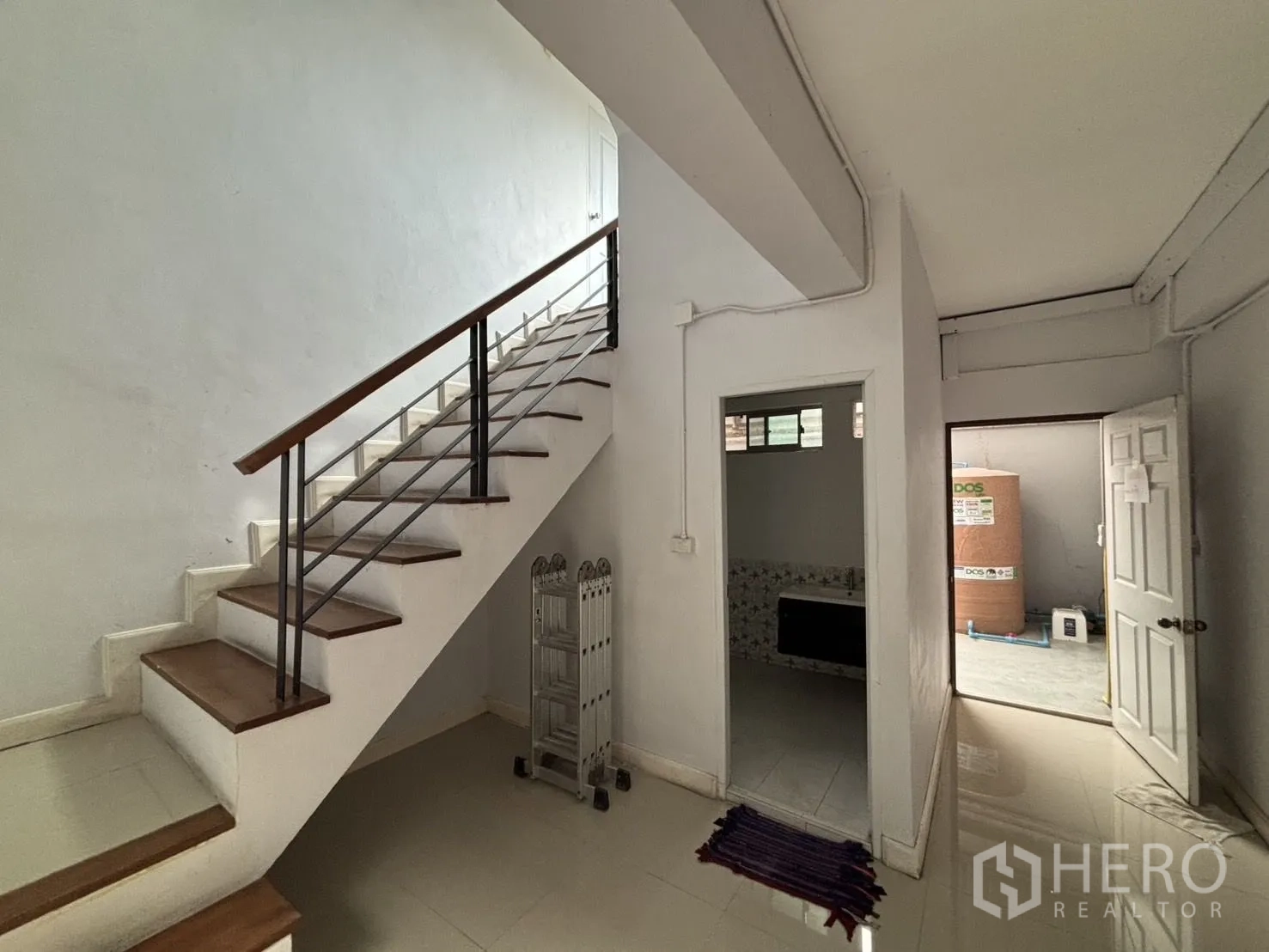 Warehouse for rent or sale in Wang Thonglang, Bangkok - Stair hall with metal-and-wood staircase beside a bathroom.