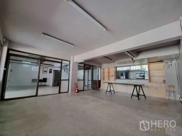 办公空间 出租在Din Daeng, Bangkok - 大型工作区，玻璃墙、内置置物柜、长工作台、空调与荧光照明。