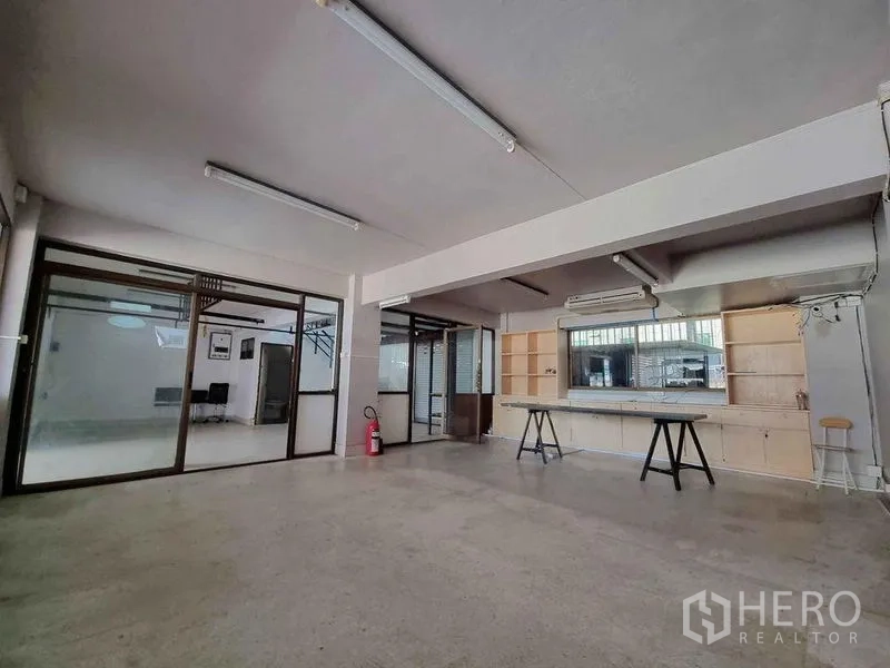 办公空间 出租在Din Daeng, Bangkok - 大型工作区，玻璃墙、内置置物柜、长工作台、空调与荧光照明。