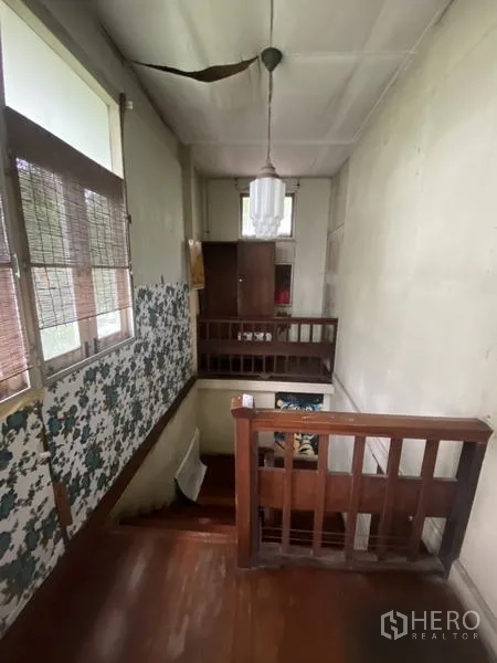 独立式住宅 出租在Khlong Toei, Bangkok - 楼梯平台，木质扶手与复古吊灯