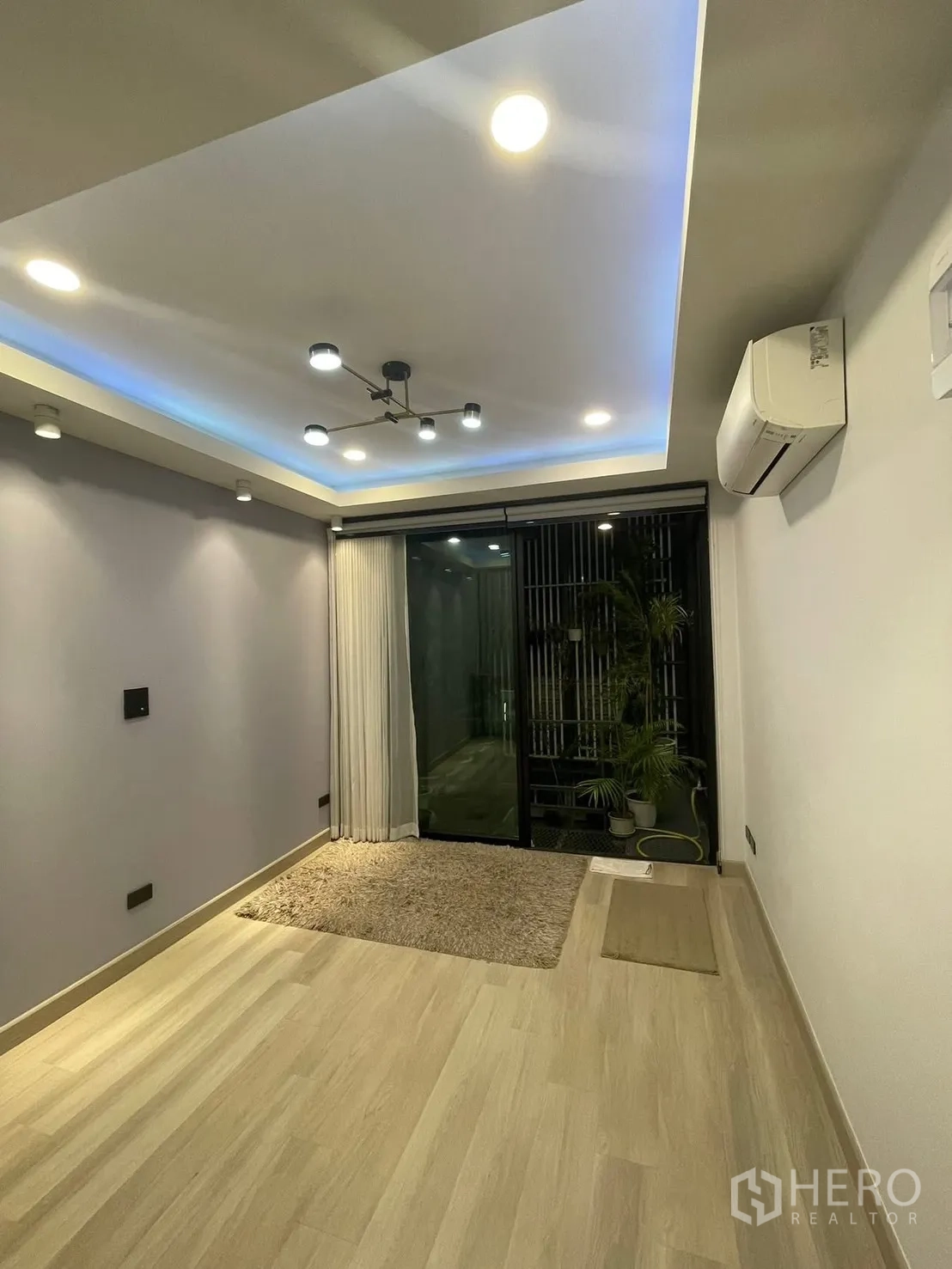 Home Office for rent or sale in Bang Kapi, Bangkok - Bright flexible room with LED cove ceiling lighting and access to a small balcony.