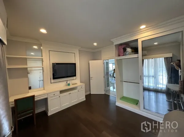 Detached House for rent or sale in Lam Luk Ka, Pathum Thani - Bright room with built-in desk, TV wall and wardrobe cabinetry.