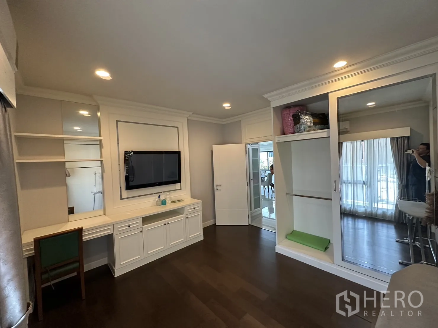 Detached House for rent or sale in Lam Luk Ka, Pathum Thani - Bright room with built-in desk, TV wall and wardrobe cabinetry.