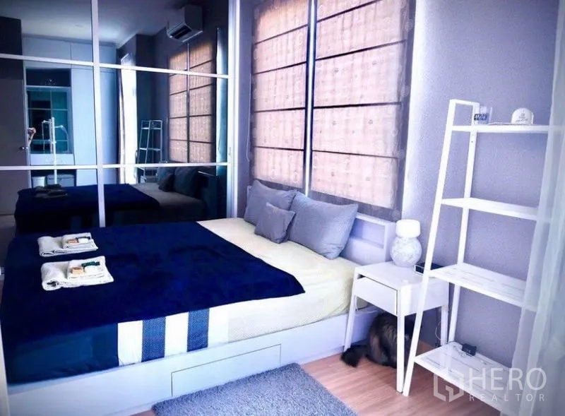 Detached House for rent or sale in Bang Phli, Samut Prakan - Master bedroom with mirrored wardrobe, soft tones and large windows with roman shades