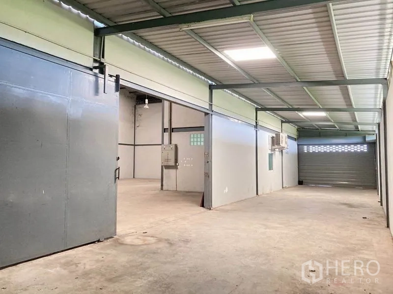 Warehouse for rent in Bang Phli, Samut Prakan - Secondary storage bay with metal roof, sliding doors and wall-mounted air-conditioning units.