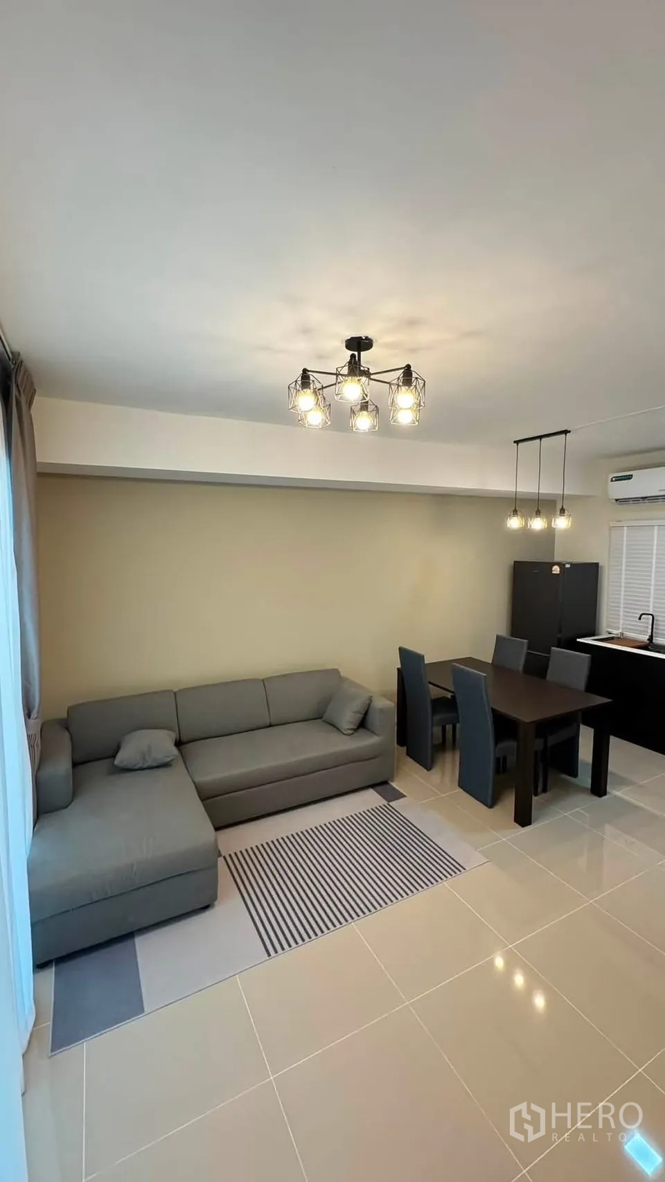 ทาวน์เฮาส์ for rent in Bang Phli, Samut Prakan - มุมมองอื่นของโถงนั่งเล่นและทานอาหารพร้อมโต๊ะรับประทานอาหาร