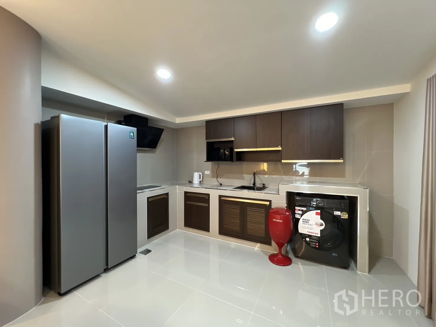 Townhouse for rent in Bang Phli, Samut Prakan - Built-in kitchen with side-by-side fridge, cooktop, hood, microwave and washing machine.