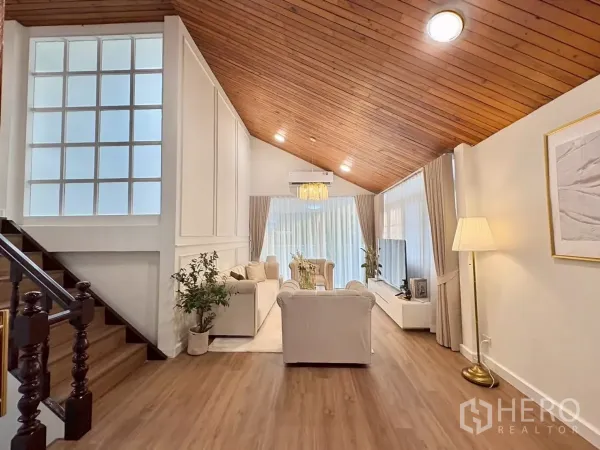 独立式住宅 出租在Huai Khwang, Bangkok - 开放客厅连楼梯，墙面线条与木质天花