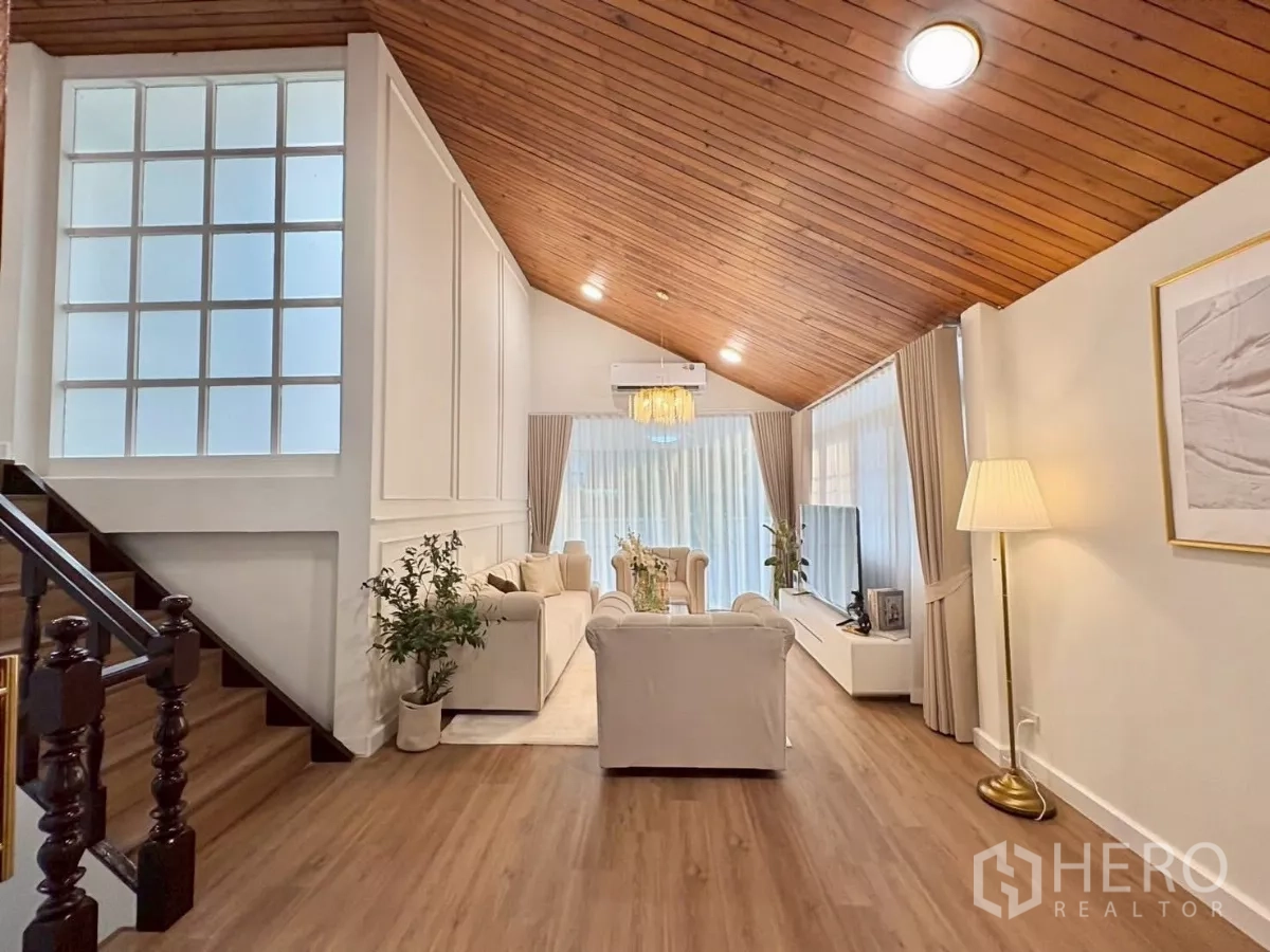 独立式住宅 出租在Huai Khwang, Bangkok - 开放客厅连楼梯，墙面线条与木质天花