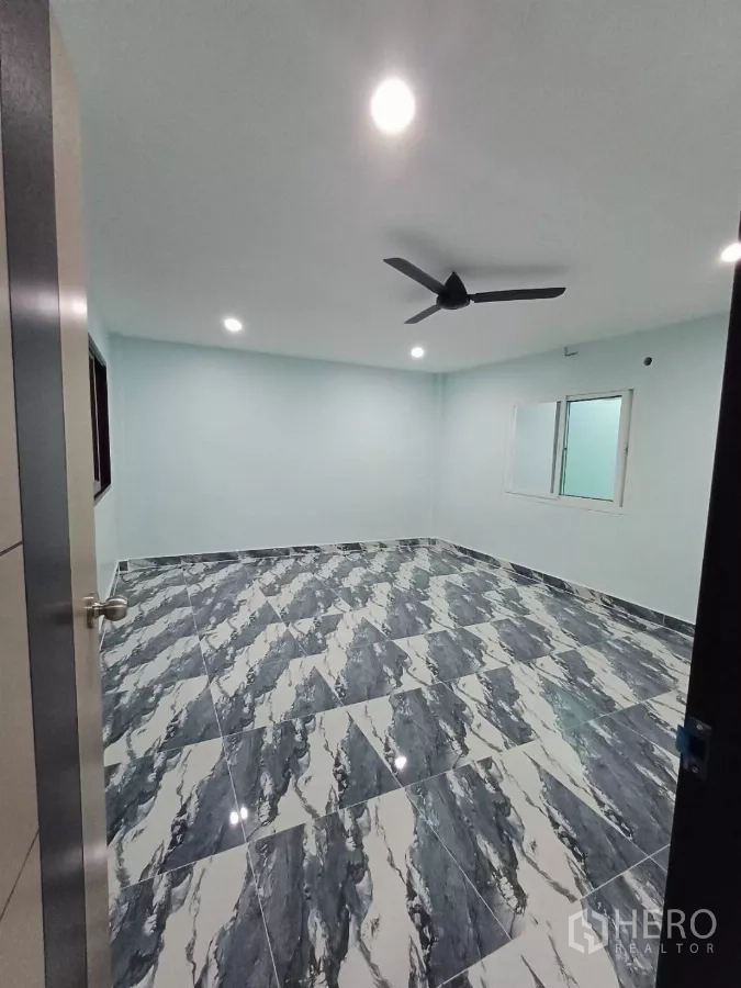 带办公室的家 出租在Phra Khanong, Bangkok - 卧室或办公室，铺大理石纹地砖，带吊扇。