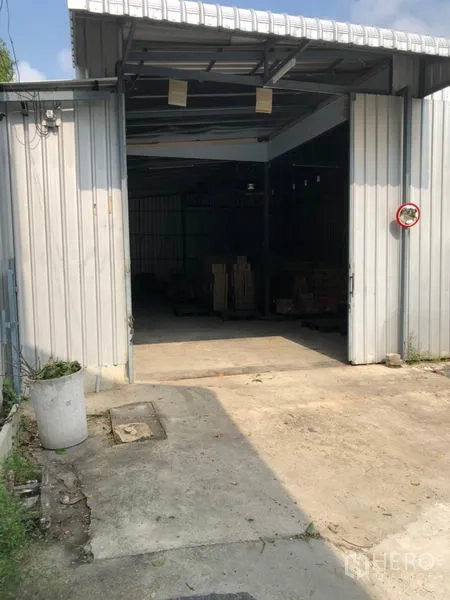 Warehouse for rent in Wang Thonglang, Bangkok - Covered loading bay with wide sliding doors at the warehouse entrance.