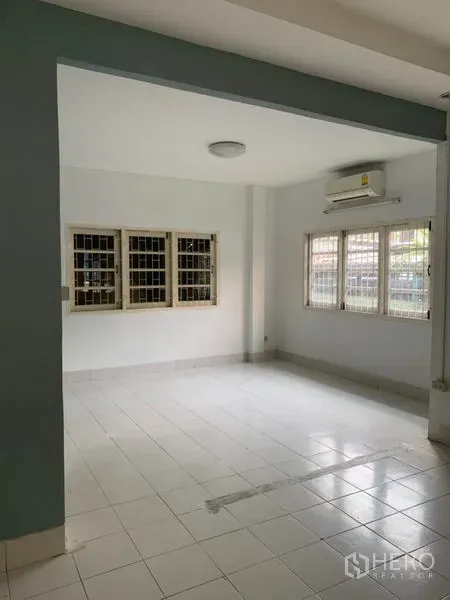 Detached House for rent in Khlong Toei, Bangkok - Spacious multipurpose room with large windows, tiled floors and AC unit.