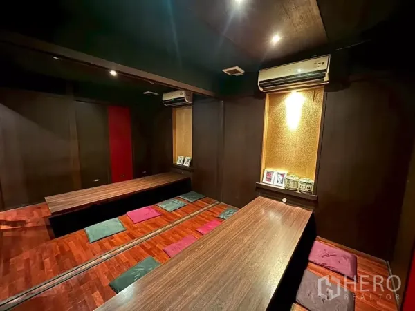 Shophouse for rent in Watthana, Bangkok - Private tatami-style room with low tables, floor cushions and wood flooring.