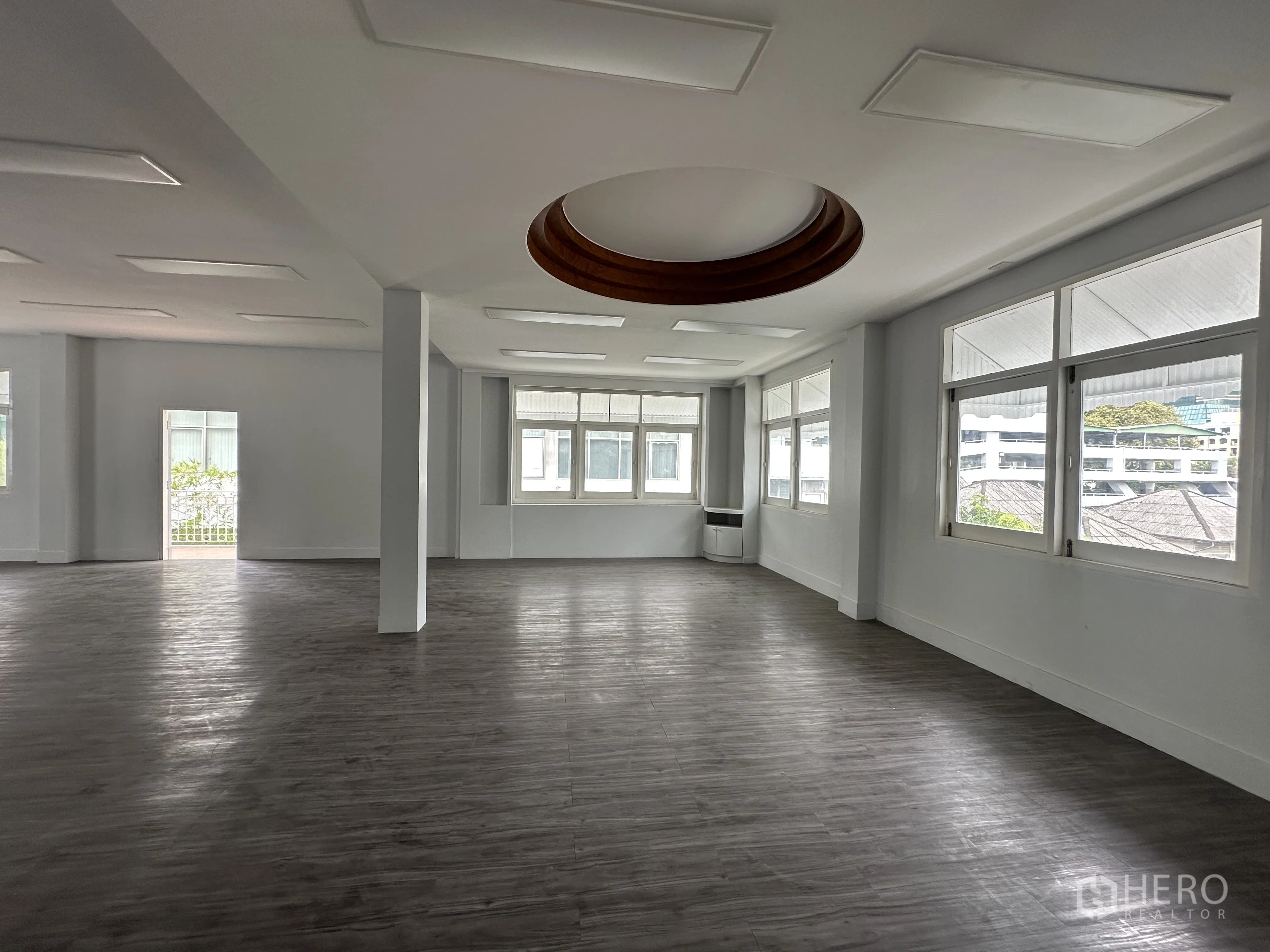 Retail Space for rent in Bang Rak, Bangkok - Corner of the retail space with circular ceiling detail and wraparound windows.
