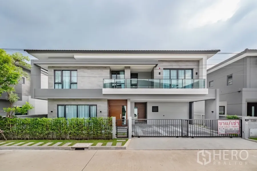 Detached House for rent in Bang Phli, Samut Prakan - Modern two-storey detached house with glass balcony, gated driveway and neat hedge