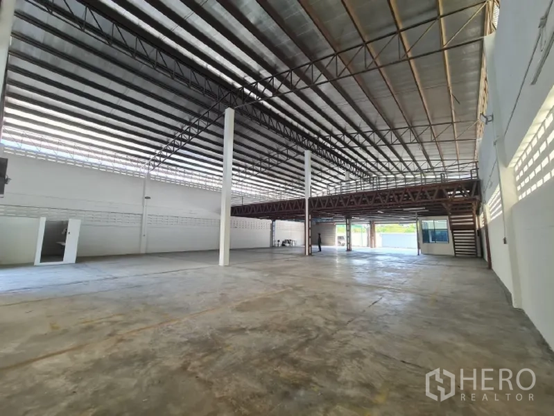 货栈 出租在Khlong Toei, Bangkok - 夹层与立柱的开放式仓库空间，屋面采光带