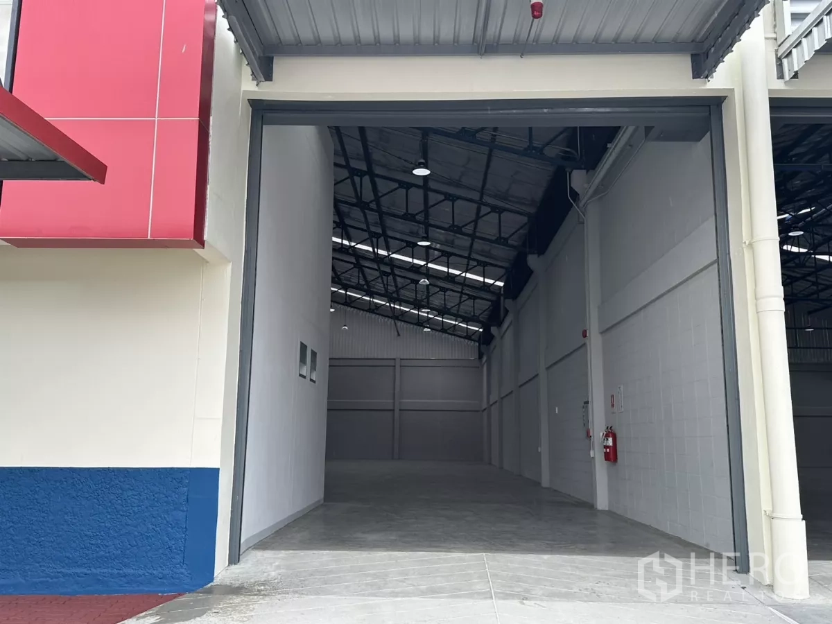 โรงงาน ให้เช่าในBang Phli, Samut Prakan - ช่องประตูม้วนกว้างสำหรับรถขนส่งเข้าโกดัง