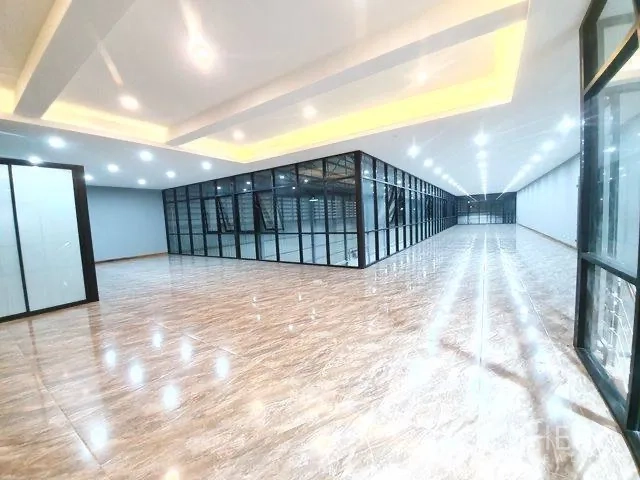 Warehouse for rent in Sai Mai, Bangkok - Large office level enclosed in glass overlooking the warehouse floor.