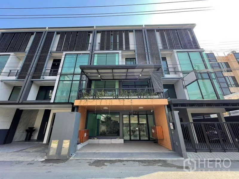 带办公室的家 出租或出售在Wang Thonglang, Bangkok - 现代多层住宅式办公楼外立面，玻璃与金属元素