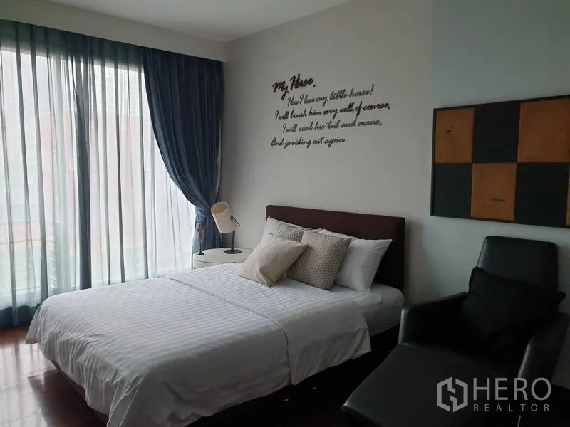 Detached House for sale in Watthana, Bangkok - Bright guest bedroom with double bed, accent wall art and sheer curtains.