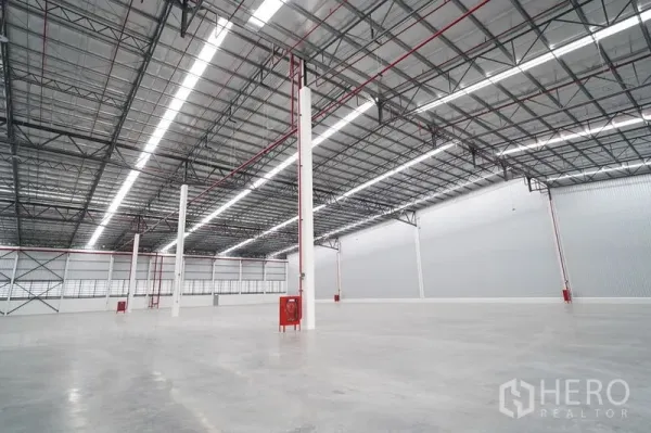 货栈 出租在Khlong Luang, Pathum Thani - 高挑厂房立柱，消防系统齐全，照明明亮均匀