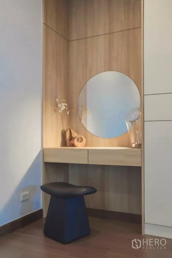 Detached House for rent in Bang Phli, Samut Prakan - Built-in vanity nook with round mirror, drawers and stool.